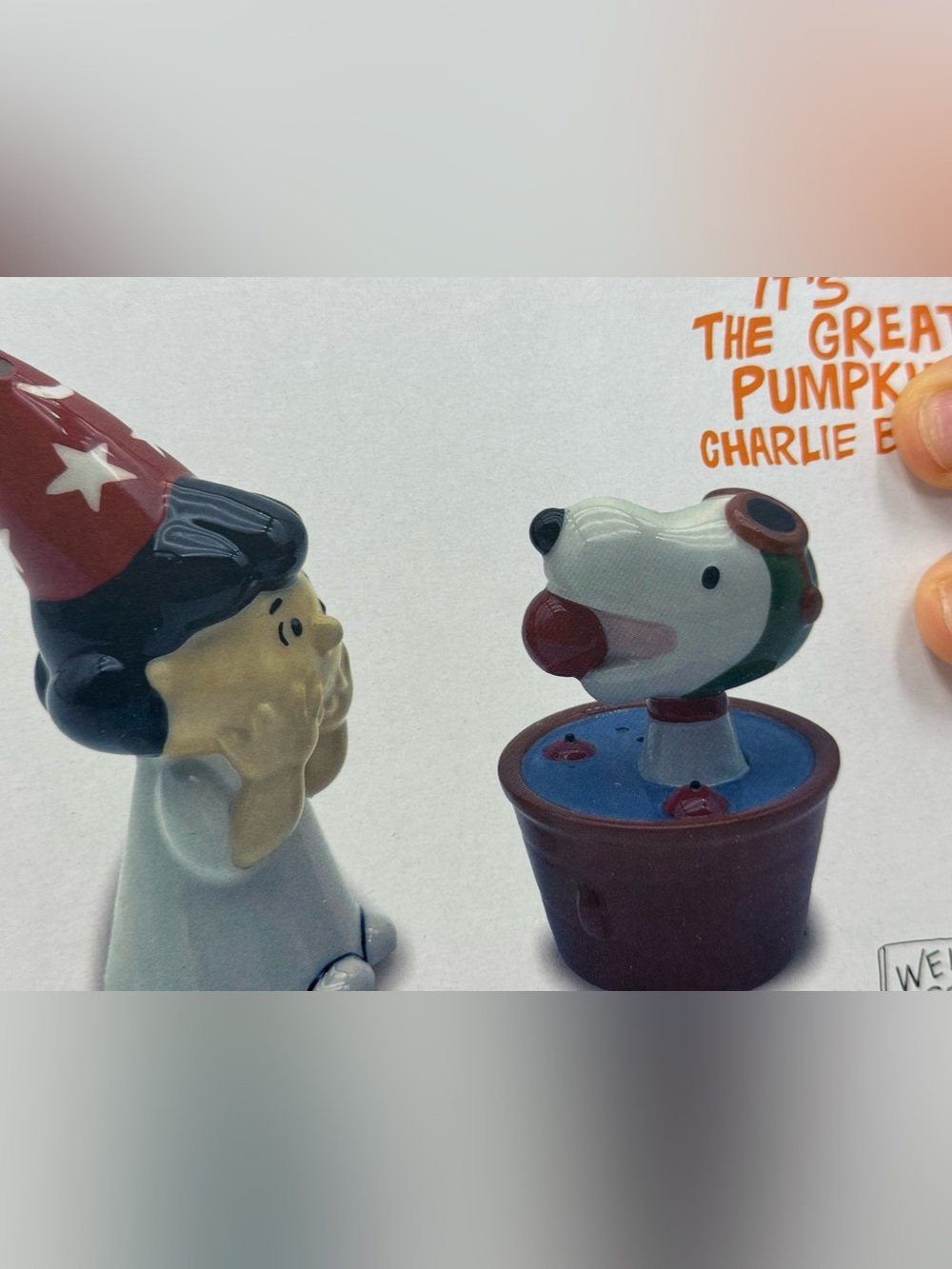 Hand-Painted peanuts salt pepper shakers- White, Green & Red - Picture 2 of 2